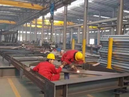 1715049633156517.jpg 鋼結(jié)構(gòu)生產(chǎn)車(chē)間1_副本.jpg